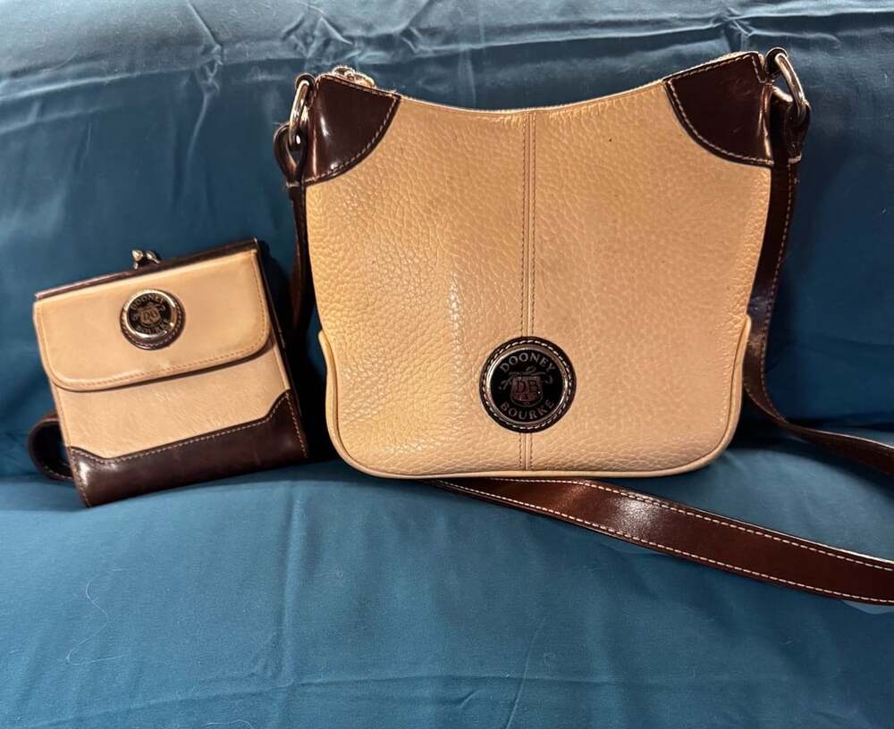 VTG Dooney & Bourke all weather Ivory Pebbled Leather Crossbody Bag Wallet Set